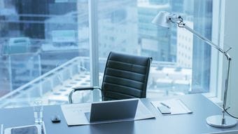 仕事のデキる人は｢朝一番の15分｣がまるで違う…トップコンサルの個室に貼ってある｢130人の顔写真｣の意味