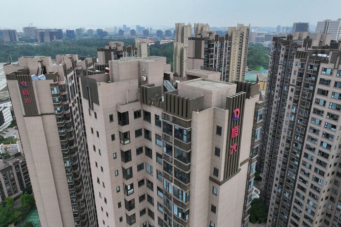 巨額の負債を抱える恒大集団が開発した中国・南京市の高層住宅群（2023年8月18日）