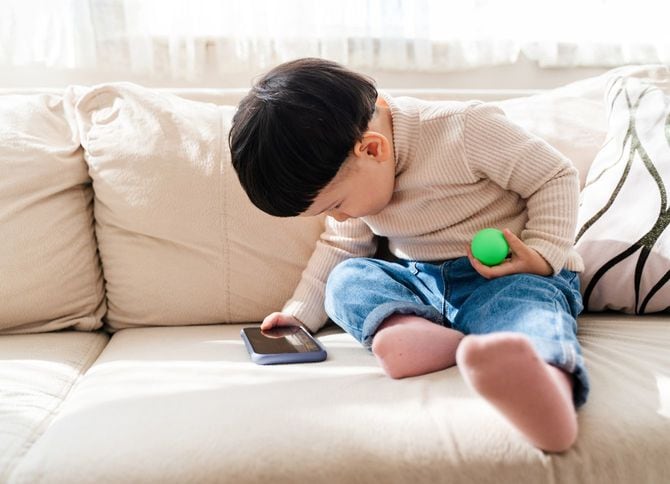 スマホから目が離せない幼児