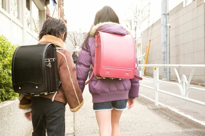 ランドセルを背負った小学生