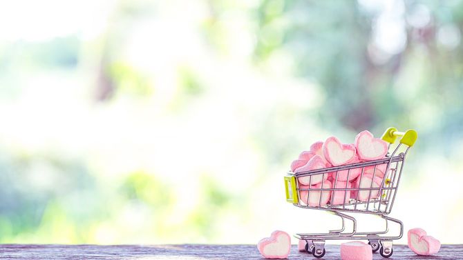 買い物カートに積み上げられたハート