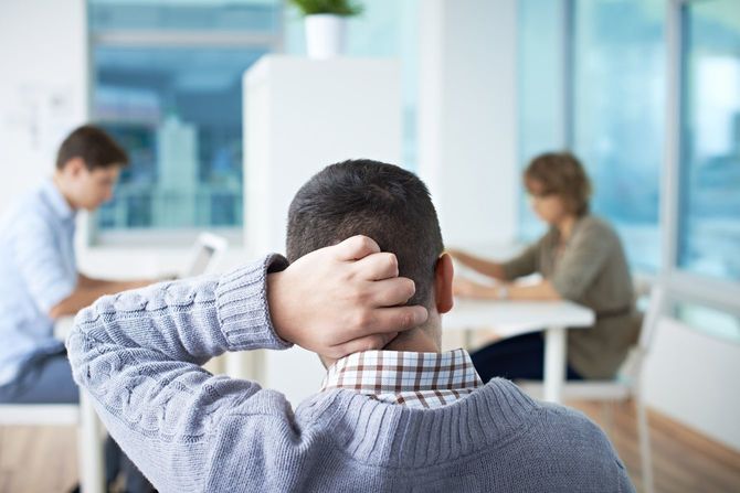 会議に座る男性