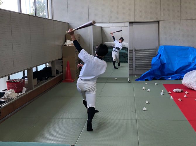 鏡でフォームをチェックしながらシャトルで打撃練習