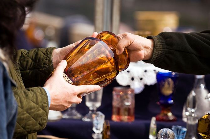 フリーマーケットで骨董品を選ぶ人