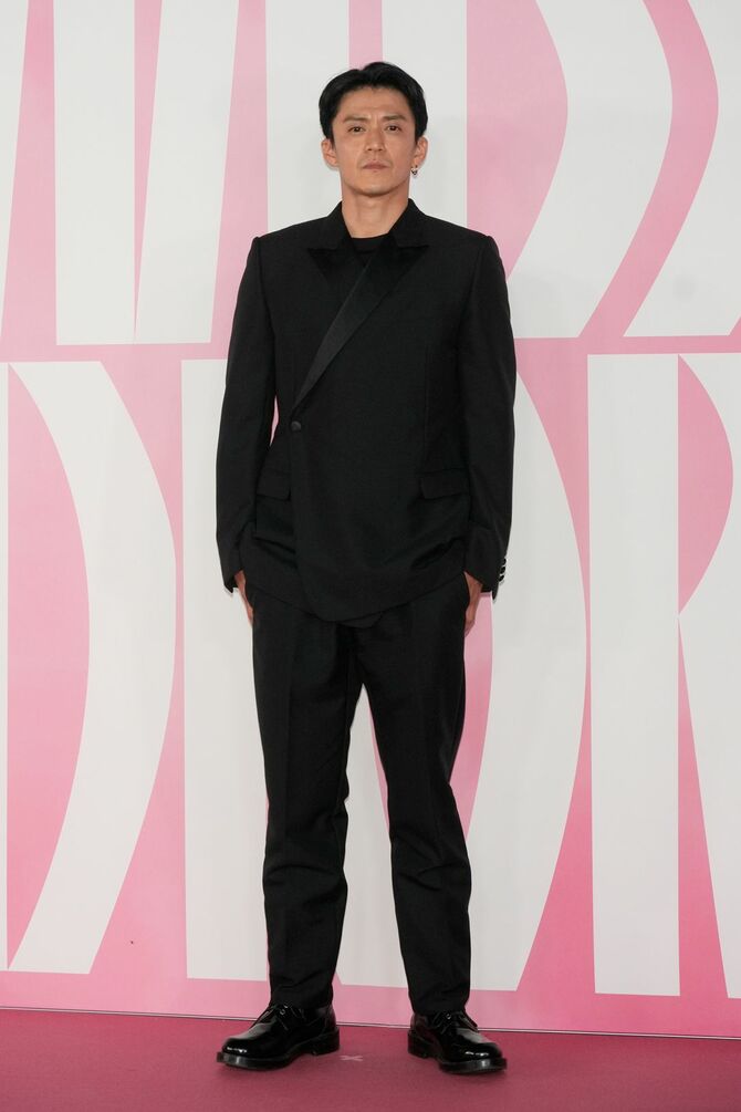 ディオールが開催した「ミス ディオール展覧会 ある女性の物語」を訪れた小栗旬さん（＝2024年6月12日、東京都港区の六本木ミュージアム）