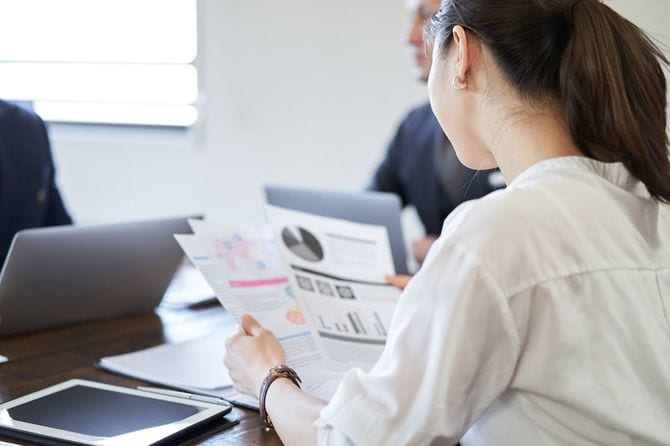 グラフの資料を見る女性