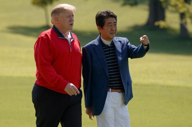 ゴルフ場のドナルド・トランプ大統領と安倍晋三首相