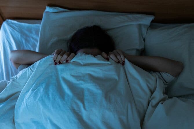 不眠症に苦しむ眠れない若い女性