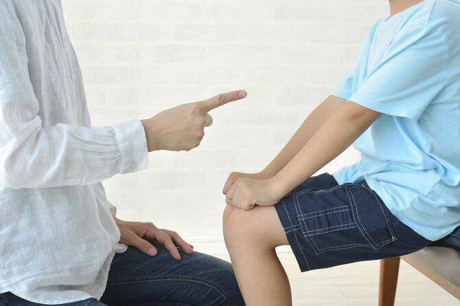 母は居間で息子を叱る