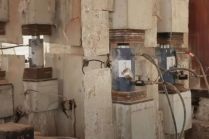 鉄筋コンクリートの杭を水平に打ち込み切断した支柱を水圧式リフターで徐々に持ち上げた