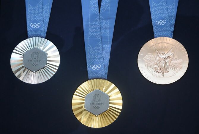パリ五輪のメダル=2024年2月8日、パリ郊外サンドニ
