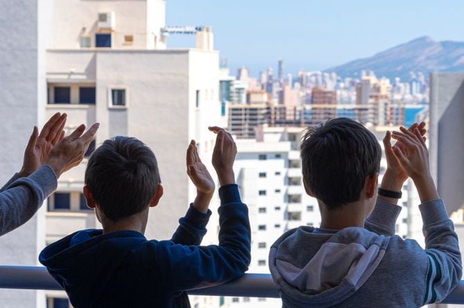 バルコニーから医療スタッフに拍手を送る家族