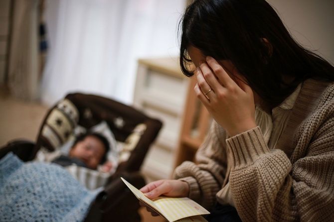 お金を稼ぐために苦労している母