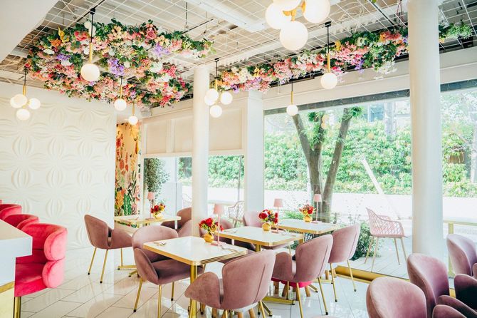 ピンクを基調とした店内