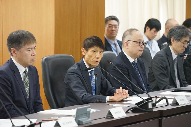 関係省庁会議であいさつする古川俊治サイバー安全保障担当相(左から2人目)=2026年10月8日、東京都千代田区