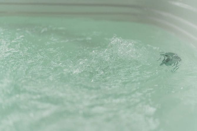 ジャグジーのスイッチがオンになった湯舟