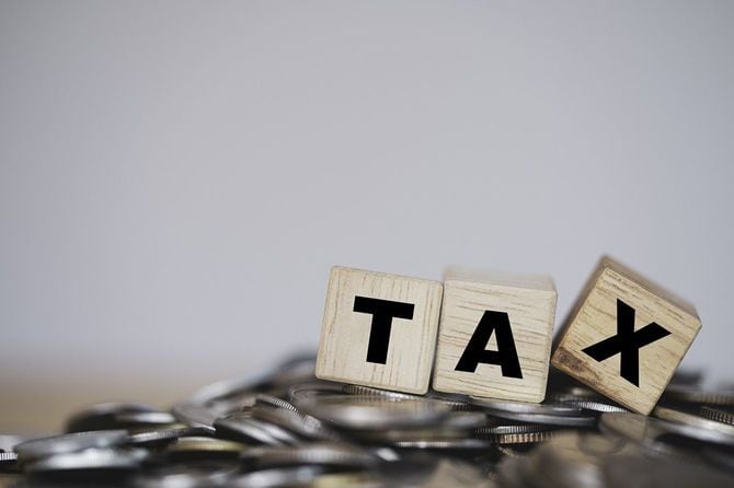 「TAX」と書かれた木製のブロック