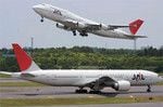 飛行機の小型化も進み、12路線で機材変更を予定。写真奥のB747-400から、より小型のB777やB767へ変更する。