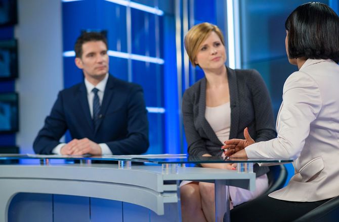 実業家と座っているジャーナリスト