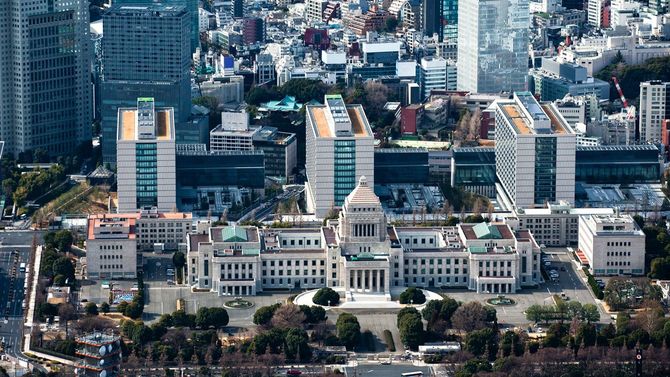 国会議事堂と高層ビル