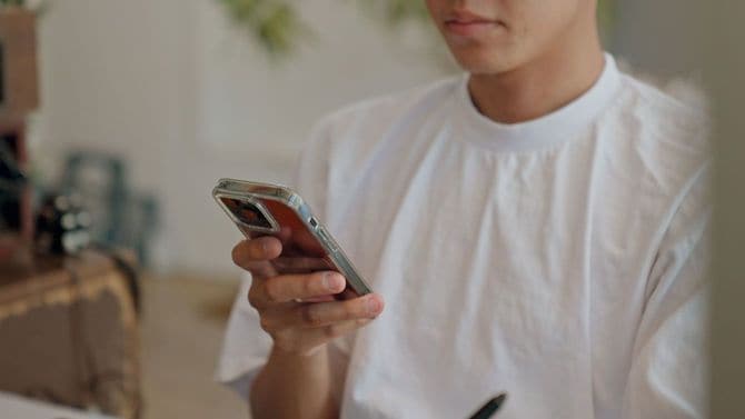 スマホを使用する人