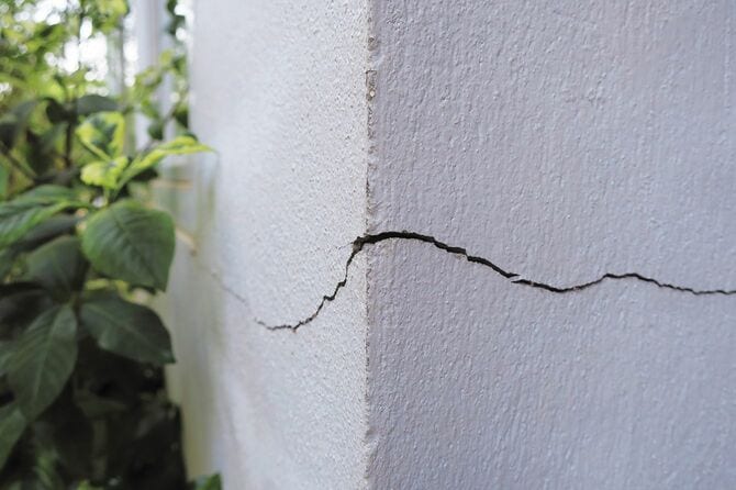 地震や倒壊地に影響を受けた外角のコンクリート建築壁のひび割れ