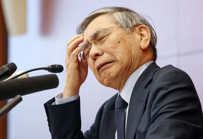 金融政策決定会合で追加金融緩和を決め、記者会見する日本銀行の黒田東彦総裁=2020年3月16日、東京・日本橋本石町の日銀本店