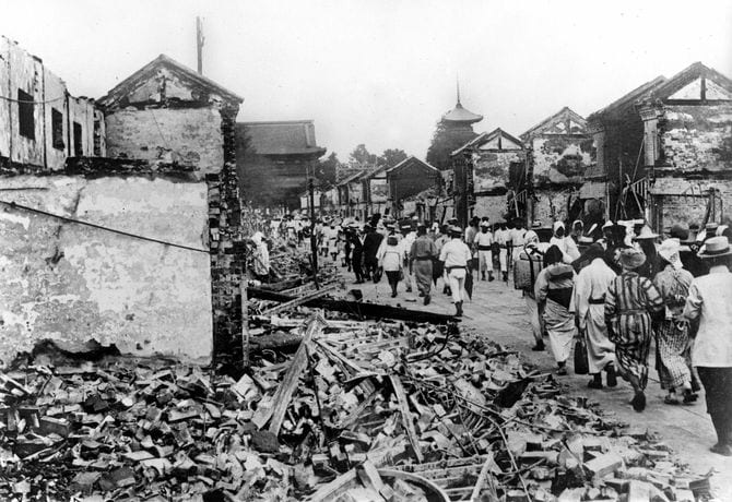 1923年9月、関東大震災でがれきと化した町を歩く被災者ら(東京)