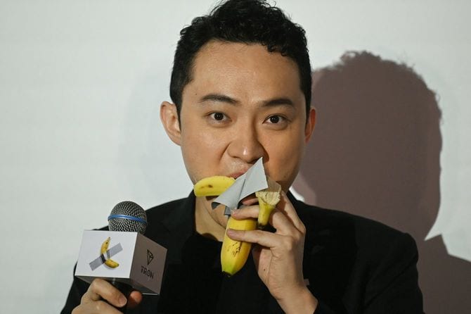 「コメディアン」を624万ドルで落札した中国生まれの起業家、ジャスティン・サン。購入した直後に作品のバナナを食べた。(2024年11月29日、香港)