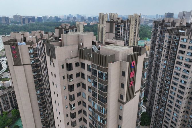 巨額の負債を抱える恒大集団が開発した中国・南京市の高層住宅群（2023年8月18日）