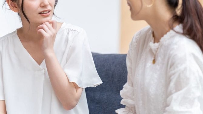 リビングで話す2人の女性