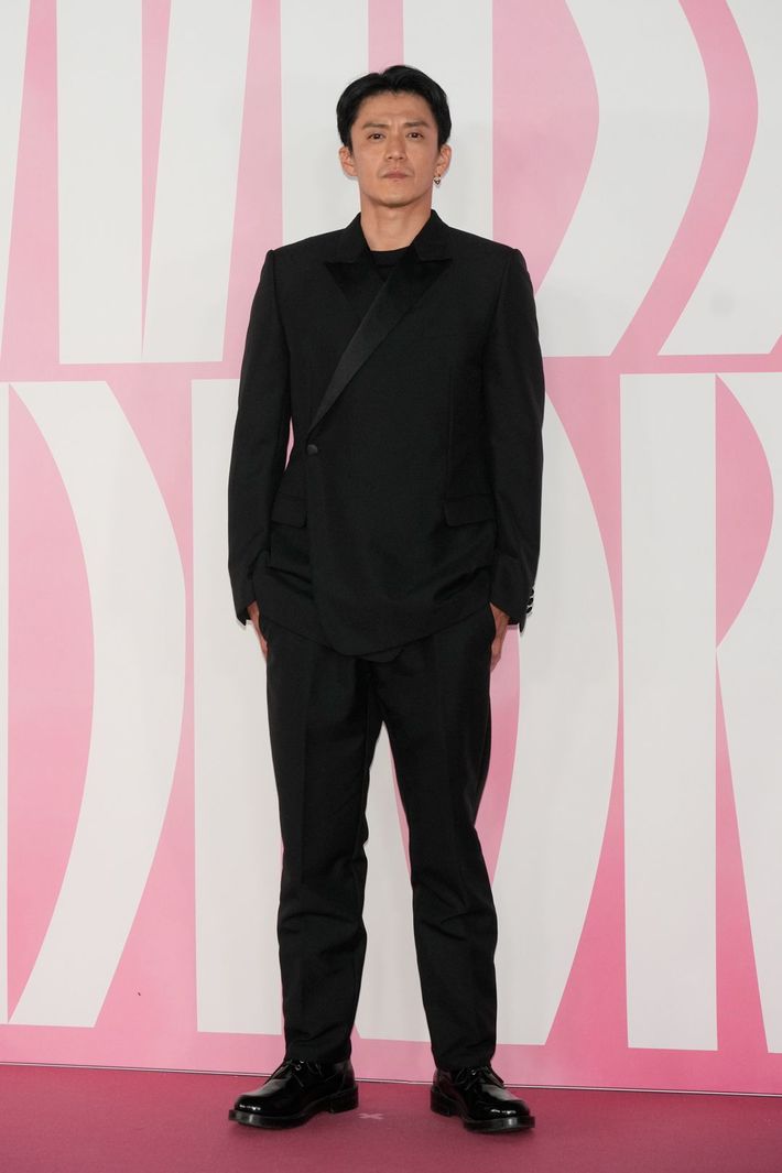 ディオールが開催した「ミス ディオール展覧会 ある女性の物語」を訪れた小栗旬さん（＝2024年6月12日、東京都港区の六本木ミュージアム）