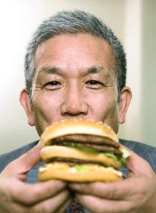 <strong>日本マクドナルドCEO 原田泳幸</strong><br>1948年、長崎県生まれ。東海大学工学部卒業後、日本NCRへ入社。横川ヒューレット・パッカード（現日本HP）などを経て、90年アップルコンピュータ・ジャパン入社。97年同社の日本法人社長に就任。2004年日本マクドナルドHDに副会長兼社長兼CEOとして入社。05年3月から同社の会長兼社長兼CEOに。趣味のドラムが最大のストレス解消だという。
