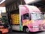 取締役副社長・石渡美奈のアイデアで装飾が施された輸送用トラック。通称「ホピトラ」。装飾の異なる何台ものトラックが街を走る。輸送の途中で人々の目に入り、抜群の宣伝効果をもたらす。