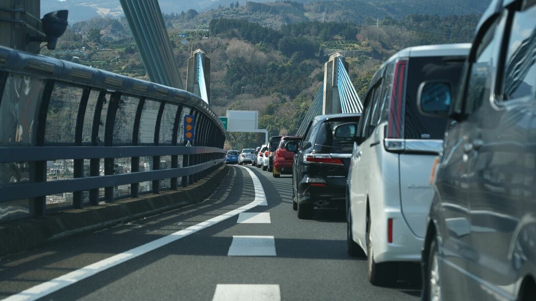 お盆の高速道路の渋滞で右車線に移動は逆効果…最もタイパと燃費のいい｢頭のいい人の車線の選び方｣