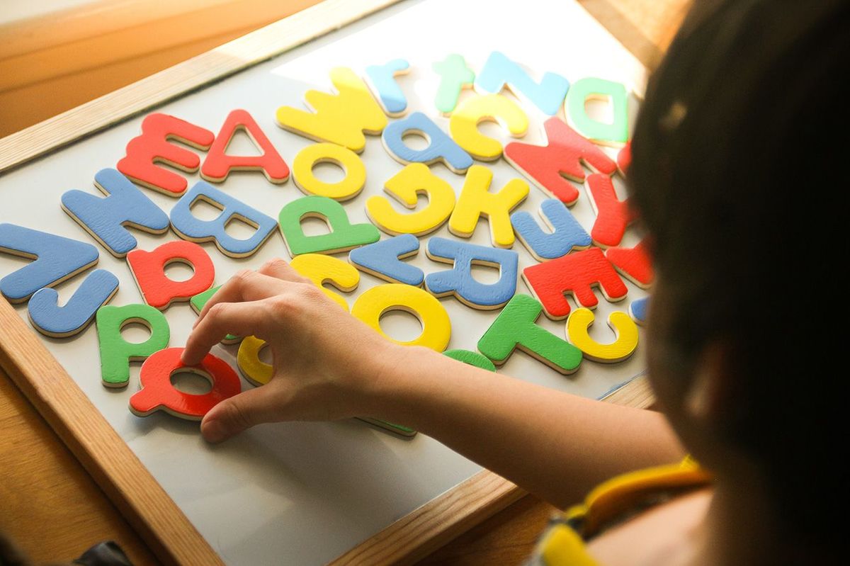 英語の学習をする子ども