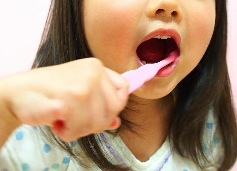 子供の歯磨きは「優しく持って縦磨き」