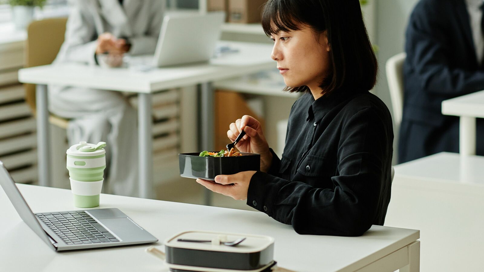 ランチを仕事用デスクで食べてはいけない…仕事のできない人がやりがちな"昼休みの悪習慣" 必ず守りたい｢1作業･1スペースの法則｣