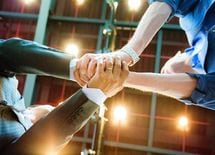 「コネ」で成り上がる英国エリートの強さ