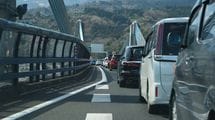 お盆の高速道路の渋滞で右車線に移動は逆効果…最もタイパと燃費のいい｢頭のいい人の車線の選び方｣