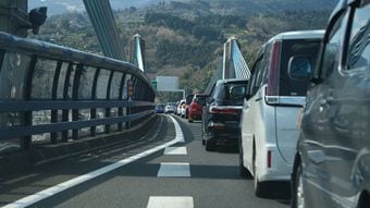 お盆の高速道路の渋滞で右車線に移動は逆効果…最もタイパと燃費のいい｢頭のいい人の車線の選び方｣