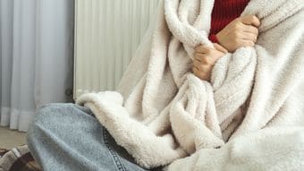 電気代が安く済むのは｢エアコンvsヒーター｣結局どっち?…真っ先に｢スイッチを入れるべき家電｣の正体