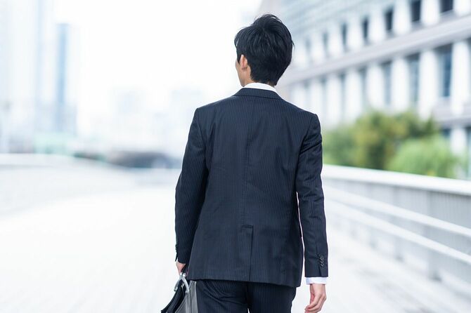 ビジネス街を歩くスーツ姿の男性