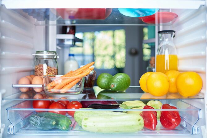 野菜や果物が入っている冷蔵庫