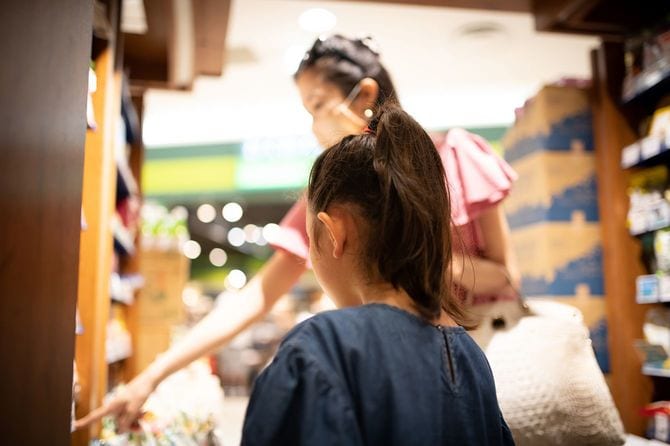母と娘が一緒に買い物をする