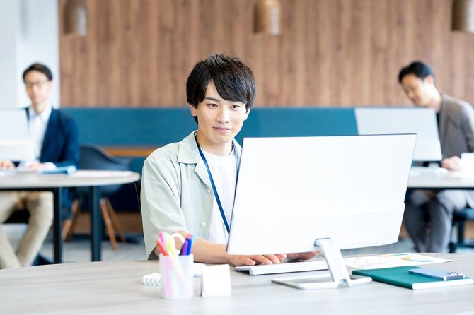 オフィスでデスクワークをする人たち