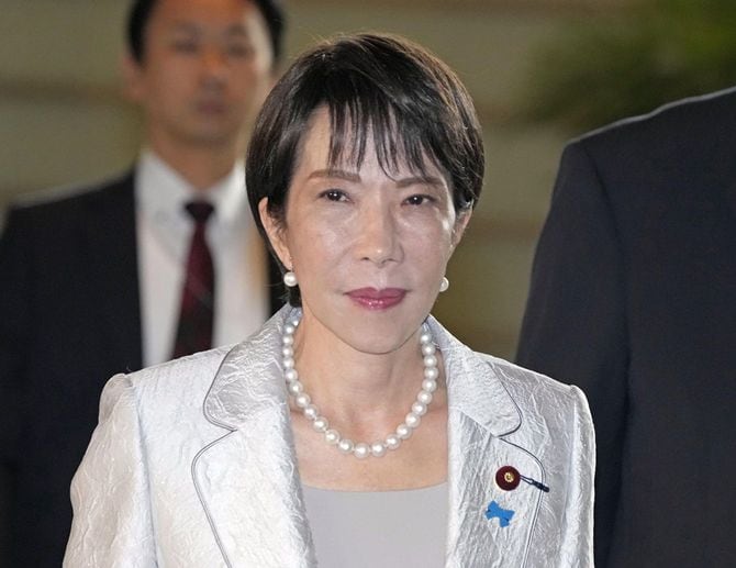 首相官邸に入る高市首相＝2025年10月28日午前