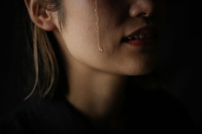涙を流す女性