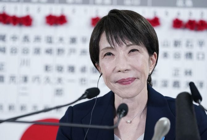 メディアのインタビューに答える自民党総裁の高市早苗首相＝2026年2月8日、東京・永田町の党本部