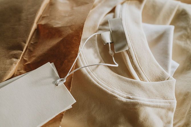 タグが付いた新しい服